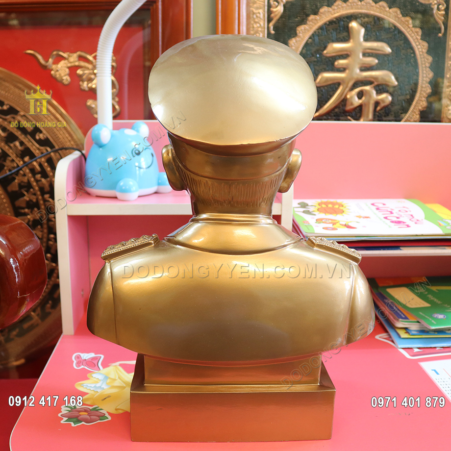 Đặt tượng Đại tướng tr&ecirc;n b&agrave;n l&agrave;m việc hay tủ trưng b&agrave;y thể hiện l&ograve;ng t&ocirc;n trọng, sự ghi nhớ c&ocirc;ng ơn của người anh cả qu&acirc;n đội nh&acirc;n d&acirc;n Việt Nam